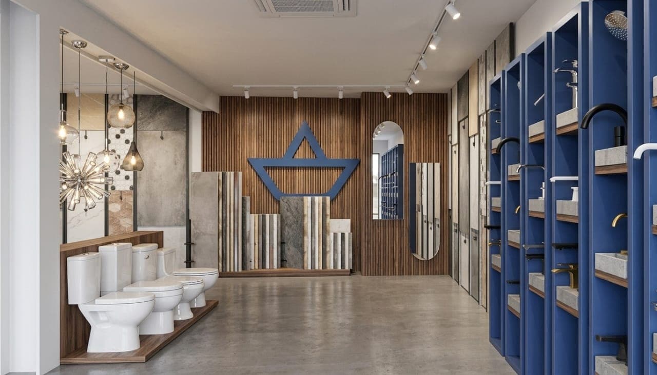 Showroom de baños Båten: estantería azul con griferías, muro de listones de madera con el barco de la marca y piezas de porcelana en primer plano.